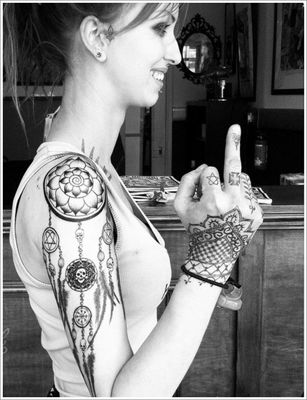  Tatouage attrape rêve sur l'épaule et le haut du bras avec un fuck en prime